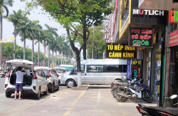Sở Xây dựng Đà Nẵng hướng dẫn đỗ xe và đặt bảng hiệu trên vỉa hè đúng quy định