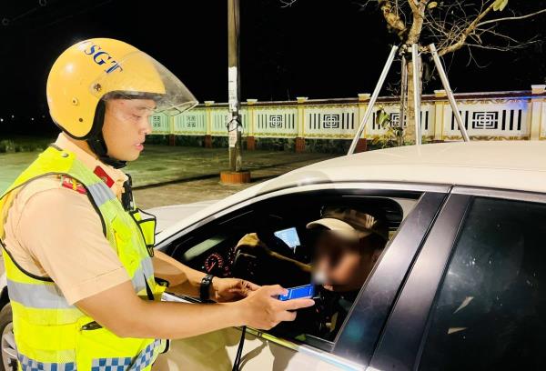 Trạm CSGT Thăng Bình tăng cường xử lý nồng độ cồn trong đêm