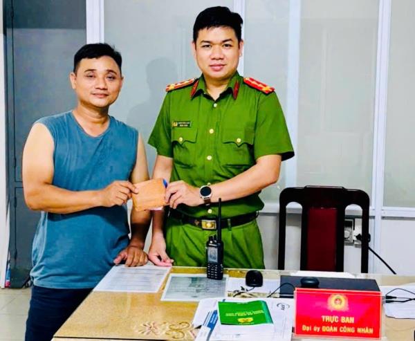 Công an xã Duy Xuyên giao trả tài sản cho người đánh rơi