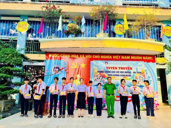 Tuyên truyền pháp luật và tặng quà cho học sinh có hoàn cảnh khó khăn