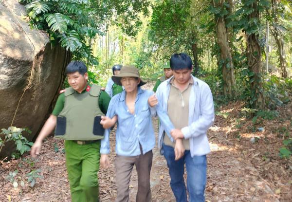 Khống chế đối tượng dùng rựa cố thủ trên núi sau khi gây án