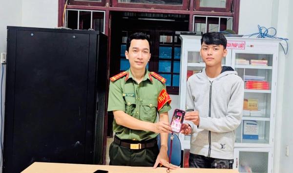 Tấm gương học sinh nhặt được của rơi trả lại người đánh mất