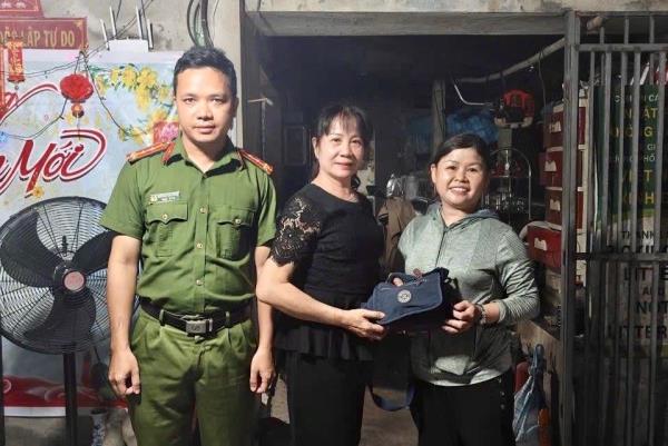 Công an xã Quế Sơn Trung hỗ trợ trả lại của rơi cho người mất
