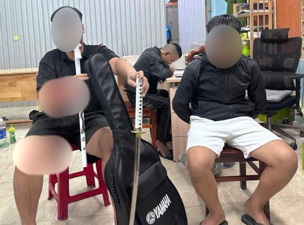 Chặn báo thủ xách hung khí đi gây rối