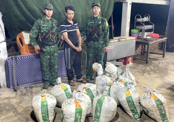 Bắt quả tang đối tượng vận chuyển, cất giấu 377kg chất rắn nghi thuốc nổ