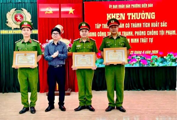 Công an phường Điện Bàn được khen thưởng đột xuất