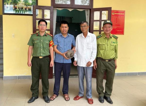 Thả một cá thể tê tê quý hiếm về rừng