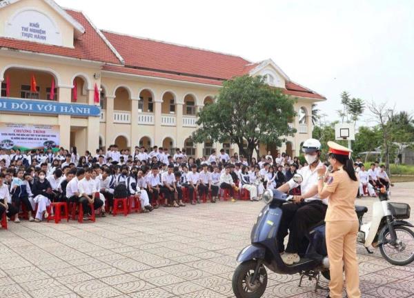 Hơn 800 học sinh và giáo viên được tuyên truyền an toàn giao thông