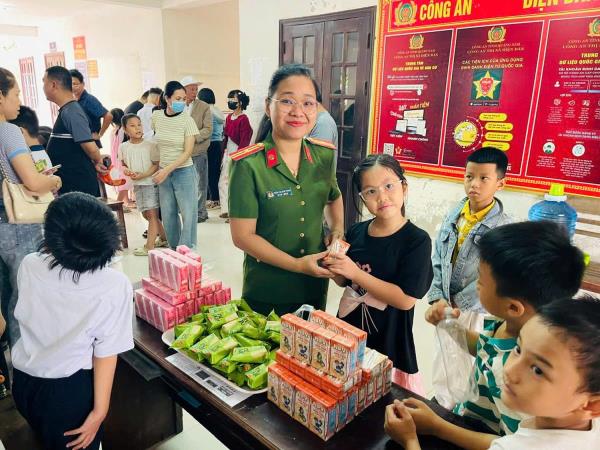 Công dân nhí vừa làm căn cước vừa nhận quà