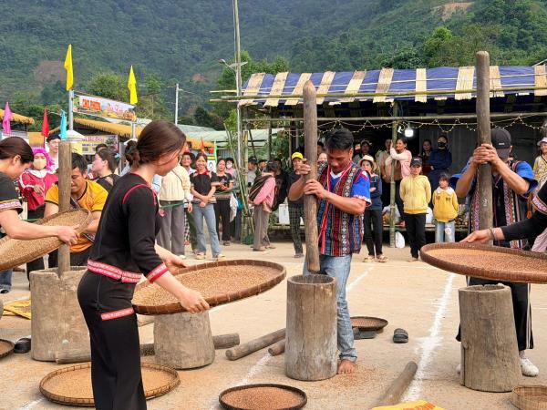 Đặc sắc chợ phiên vùng cao Trà Linh