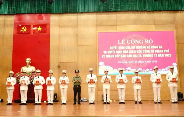 112 cán bộ, chiến sĩ thuộc Công an thành phố Đà Nẵng được thăng cấp bậc hàm Đại tá, Thượng tá