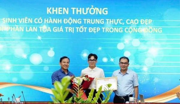 Sinh viên trao hoàn trả 900 triệu đồng do người khác chuyển nhầm