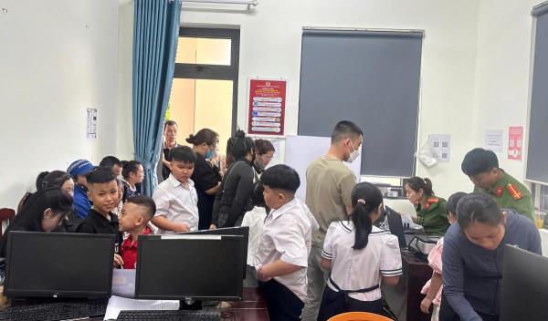 Công an xã Hòa Tiến cấp căn cước, định danh mức 2 cho trẻ xuyên Lễ và ngày nghỉ