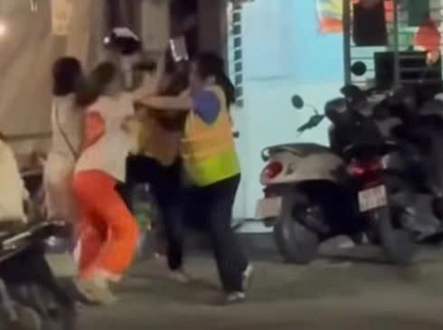 Công an vào cuộc vụ vượt gác chắn hành hung nhân viên đường sắt