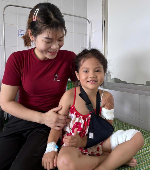 Cứu thành công cánh tay bé gái 5 tuổi bị tai nạn do áo chống nắng cuốn vào bánh xe máy