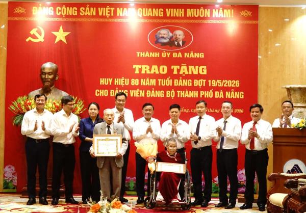 Thường trực Ban Bí thư Trần Cẩm Tú trao Huy hiệu 80 năm tuổi Đảng cho các đảng viên tại thành phố Đà Nẵng