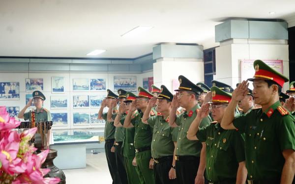 Đoàn đại biểu Đảng ủy Công an Trung ương, Bộ Công an vào Lăng viếng Chủ tịch Hồ Chí Minh