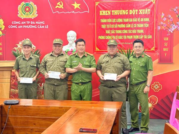 Công an phường Cẩm Lệ trao thưởng đột xuất 3 thành viên tham gia bảo vệ an ninh trật tự ở cơ sở