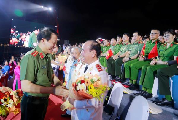 Bộ trưởng Lương Tam Quang dự Gala Tổ quốc bình yên, tôn vinh 80 năm bản hùng ca lực lượng An ninh nhân dân