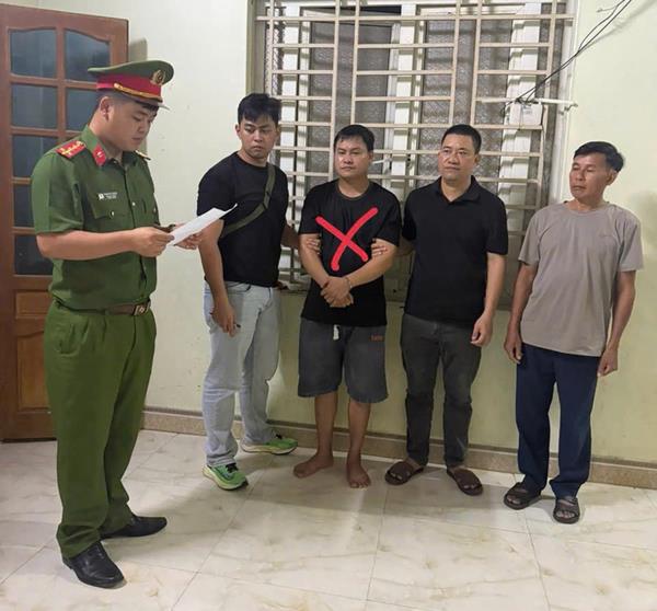 Phá đường dây làm giả giấy tờ quy mô lớn, thu giữ gần 10.000 tài liệu giả