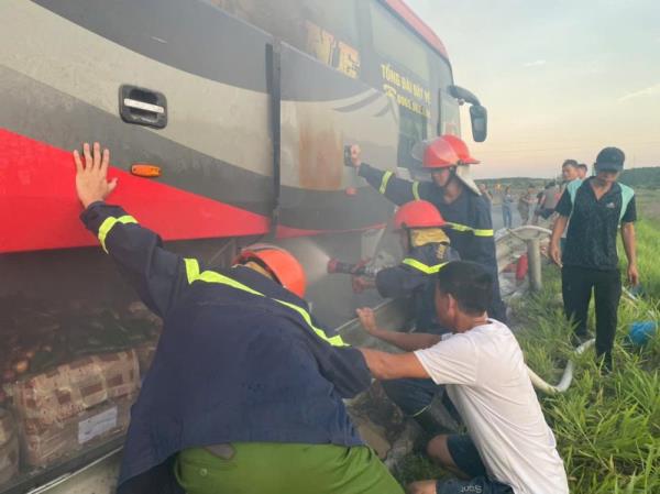 Bà hỏa quá giang xe khách