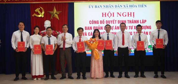 Xã Hòa Tiến thành lập Ban Quản lý dự án đầu tư xây dựng xã và công bố quyết định công tác cán bộ