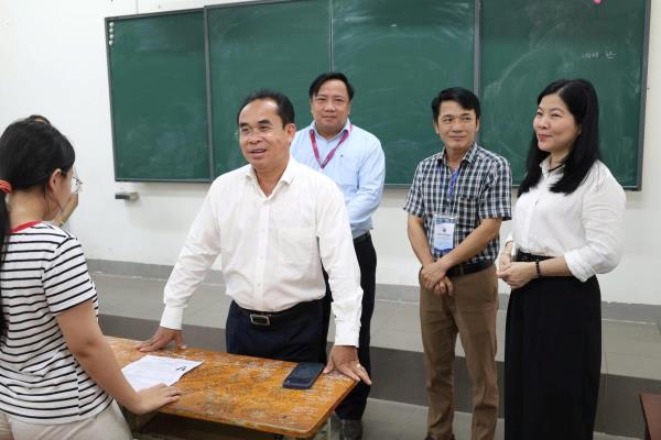 Lãnh đạo thành phố Đà Nẵng kiểm tra các điểm thi, động viên các thí sinh trước thềm Kỳ thi Tốt nghiệp THPT 2026