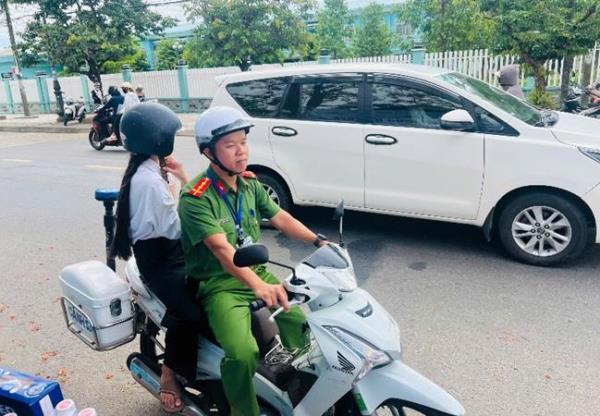 Nữ sinh đến nhầm điểm thi cách xa hơn 30km được Công an xã hỗ trợ