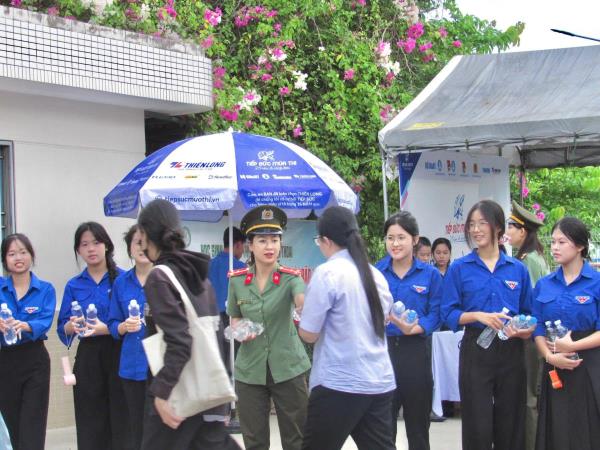 Tuổi trẻ, phụ nữ Công an thành phố Đà Nẵng đồng hành, hỗ trợ thí sinh
