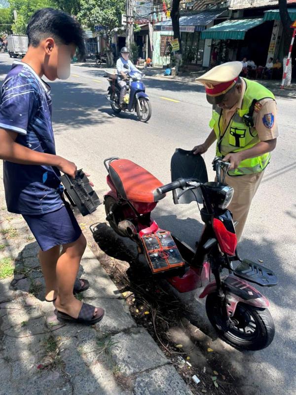 Cảnh sát giao thông Đà Nẵng cảnh báo nguy cơ tai nạn từ xe đạp điện độ chế