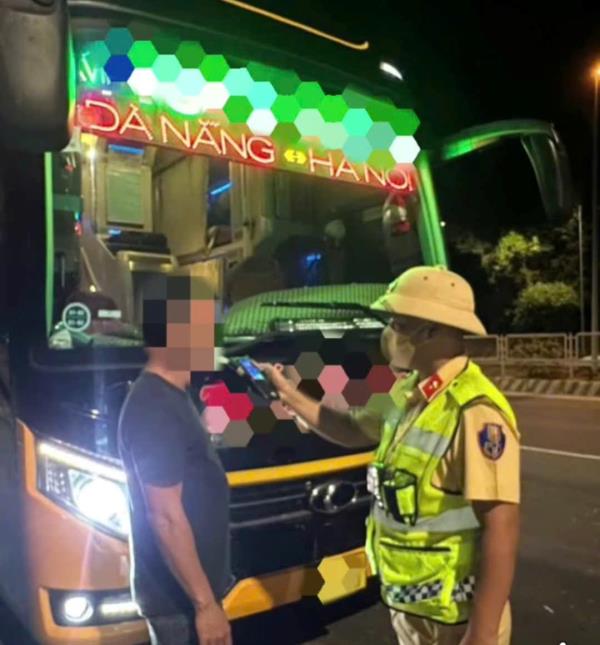Phát hiện, ngăn chặn nhiều tài xế xe khách vi phạm nồng độ cồn khi đang chở hàng chục hành khách