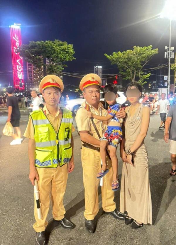 Cảnh sát giao thông Đà Nẵng kịp thời hỗ trợ cháu bé đi lạc trong đêm pháo hoa