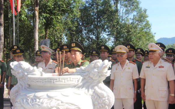 Đoàn công tác Đảng ủy Công an Trung ương dâng hoa, hương tri ân các Anh hùng liệt sĩ
