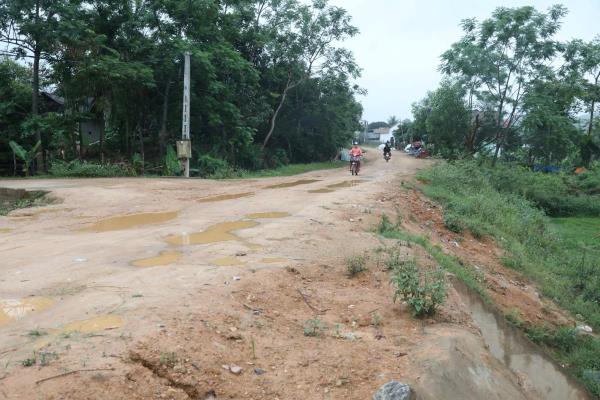 Người dân khốn khổ vì dự án đường trăm tỷ thi công 15 năm chưa xong