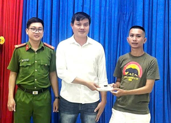 Anh Nghĩa làm việc nghĩa