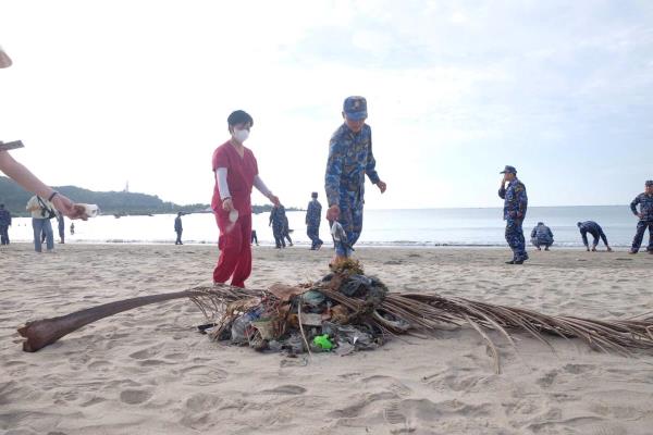 Ra quân bảo vệ môi trường, gìn giữ màu xanh biển Sơn Trà