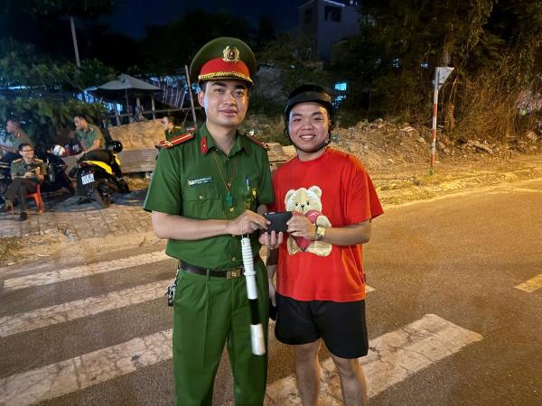 Trao trả tài sản đánh rơi cho người dân