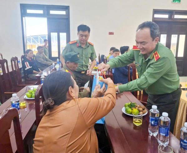 Giám đốc Công an tỉnh Lâm Đồng thăm, tặng quà người có công tiêu biểu tại các xã Bảo Lâm