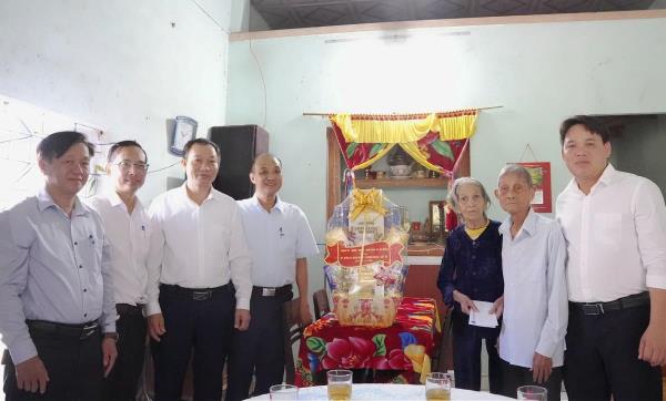 Phó Chủ tịch UBND TP Đà Nẵng Lê Quang Nam dâng hương, thăm gia đình người có công