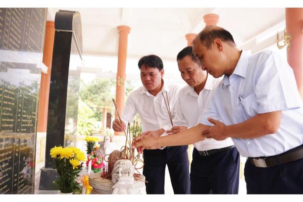 Lãnh đạo UBND thành phố Đà Nẵng dâng hương, thăm gia đình người có công