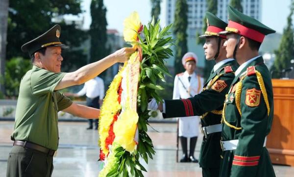 Bộ trưởng Lương Tam Quang tri ân anh hùng liệt sĩ và người có công tại Gia Lai