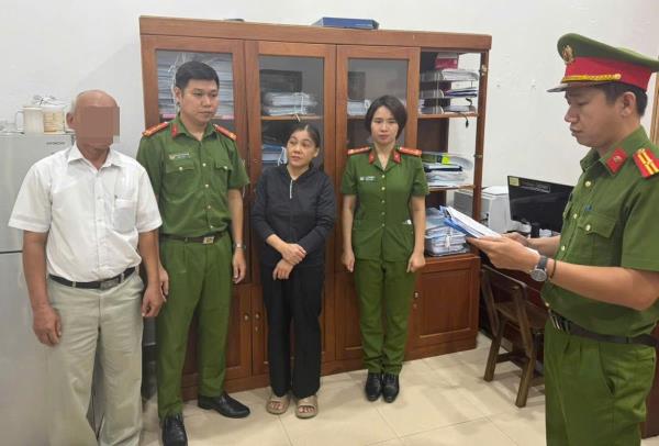 Khởi tố chúa chổm lừa đảo