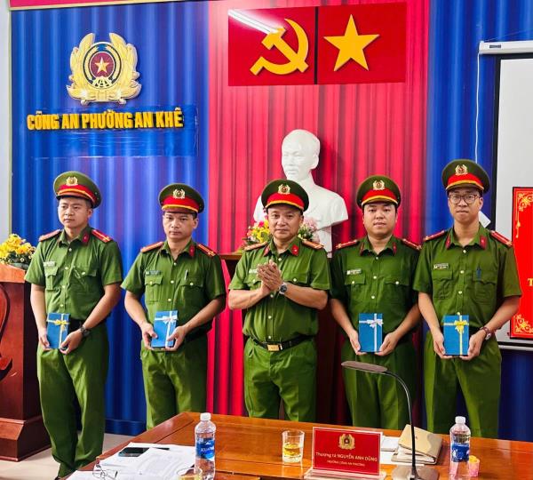 Công an phường An Khê khen thưởng các tập thể, cá nhân có thành tích xuất sắc trong công tác