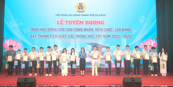 Trao gần 490 triệu đồng học bổng cho con đoàn viên, người lao động