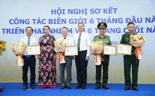 Thiếu tướng Nguyễn Hữu Hợp nhận Kỷ niệm chương Vì sự nghiệp biên giới, lãnh thổ quốc gia