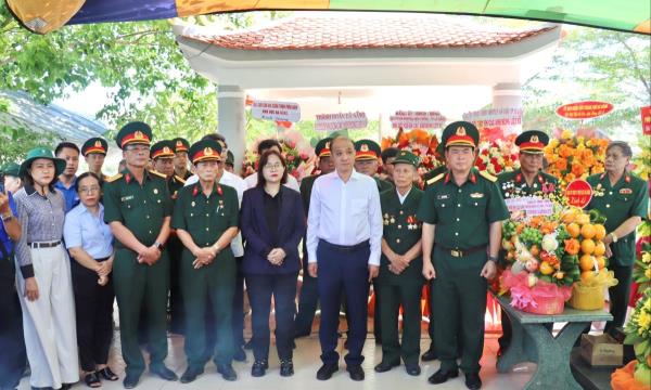 Dâng hương tưởng niệm anh hùng liệt sĩ đặc công - biệt động