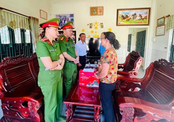 Công an cơ sở tri ân người có công