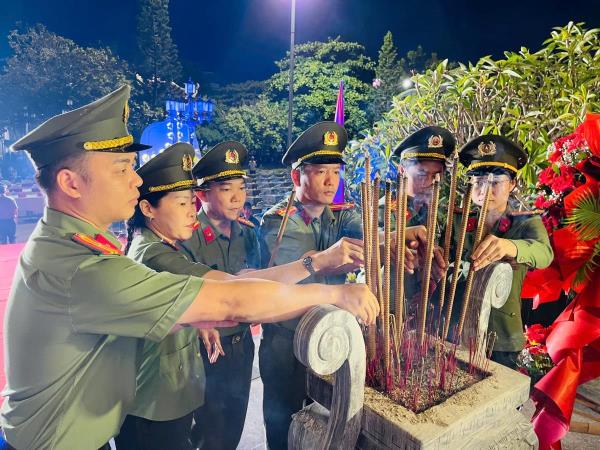 Xúc động đêm thắp nến tri ân tại Nghĩa trang Hòa Hiệp
