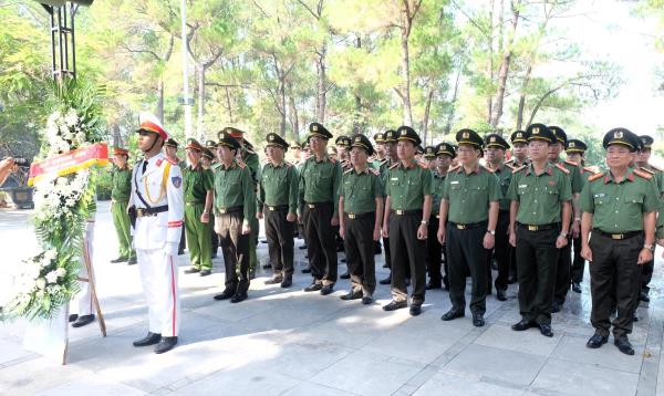 Đoàn công tác Bộ Công an dâng hương các địa chỉ đỏ, tri ân các gia đình chính sách tại Quảng Trị