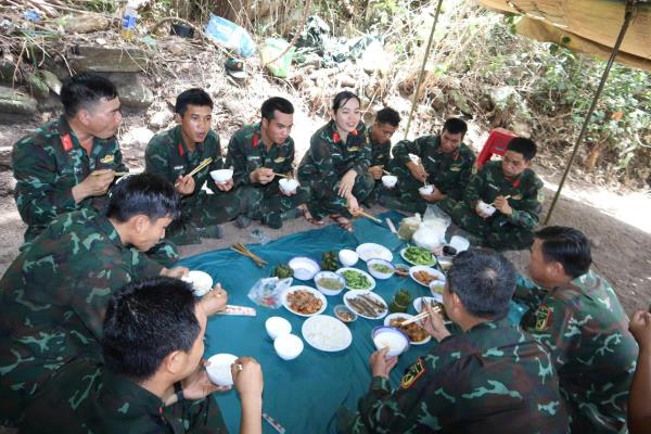 Nữ quân nhân nấu cơm tiếp sức lực lượng quy tập hài cốt liệt sĩ
